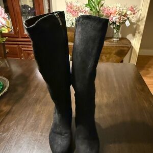 Elegant Black Women's Knee-High Boots Size 7W